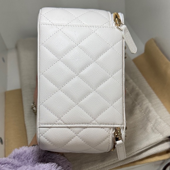 Chanel vanity White Quilted Crossbody Bag with Chain. Come with bag. - Picture 5 of 8